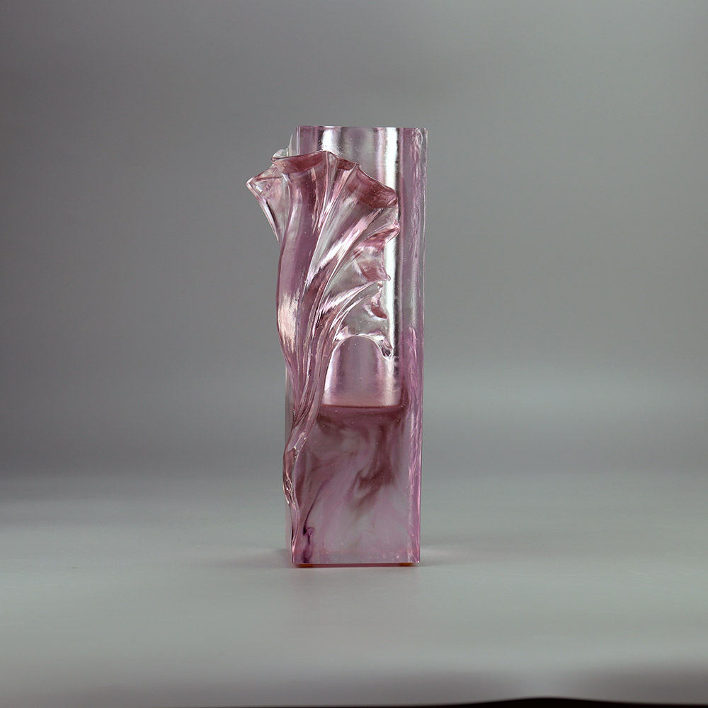 Vase en verre cristal pour compositions florales de salon ; vase d'art en verre de cristal; décoration intérieure; centre de table; «Vase à feuilles pliantes»