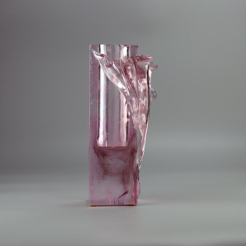 Vase en verre cristal pour compositions florales de salon ; vase d'art en verre de cristal; décoration intérieure; centre de table; «Vase à feuilles pliantes»