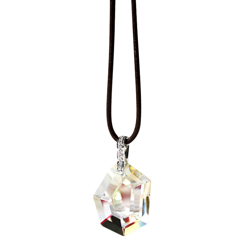 Collier de couleur argentée avec montage de motif de pendentif en verre