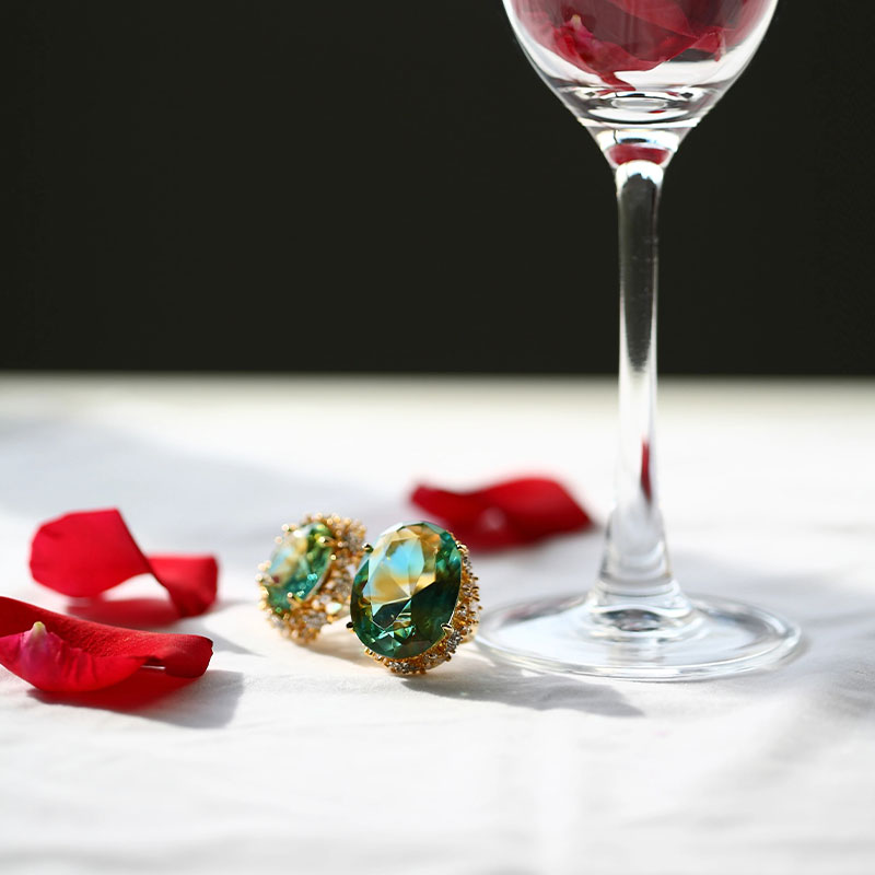 Boucles d'oreilles en verre vert avec plateaux d'oreille dorés