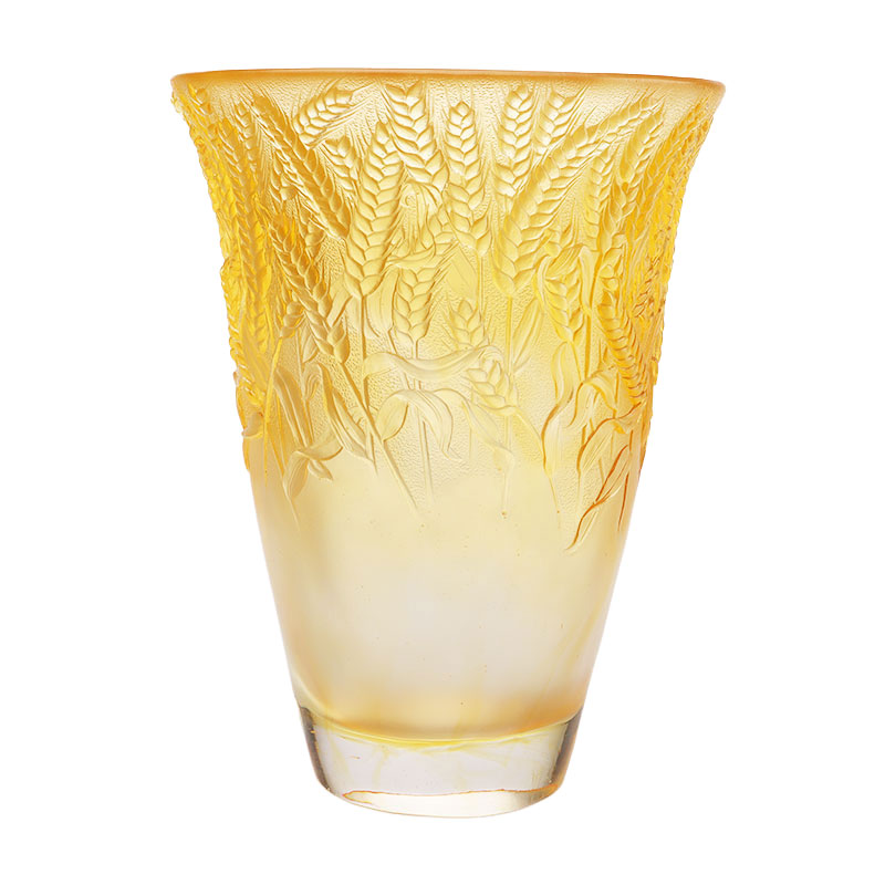 Vase en verre ambre relâché avec des oreilles de blé