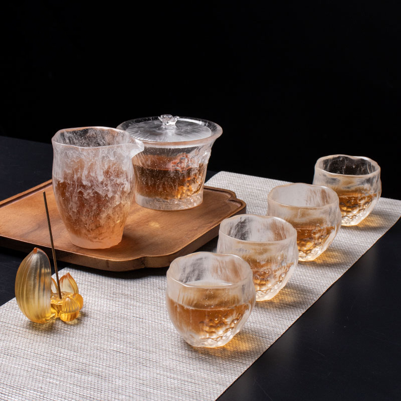 Tasses à thé transparent avec des couvercles