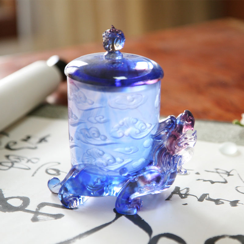 Tasse de cristal en verre bleu avec couvercle, base de bête mythique