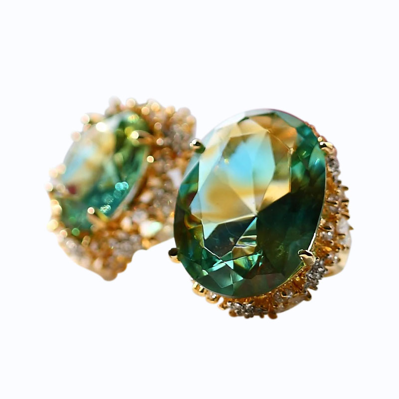 Boucles d'oreilles en verre vert avec plateaux d'oreille dorés