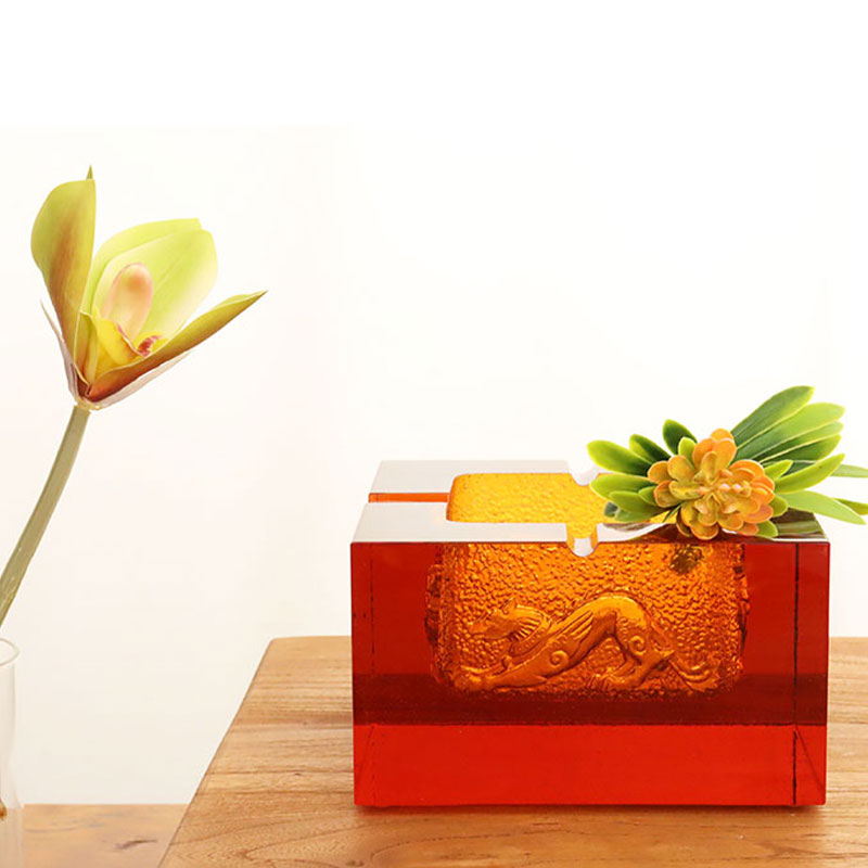 Cendrier en verre rouge avec des motifs d'animaux en relief exquis