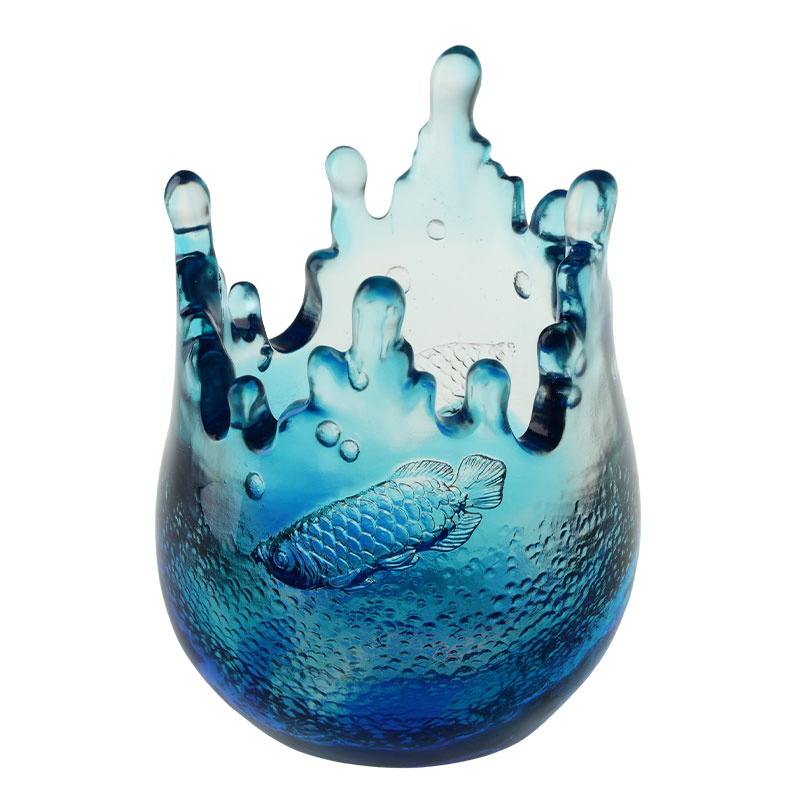 Ornements de verrerie bleus gravés de motifs de poisson