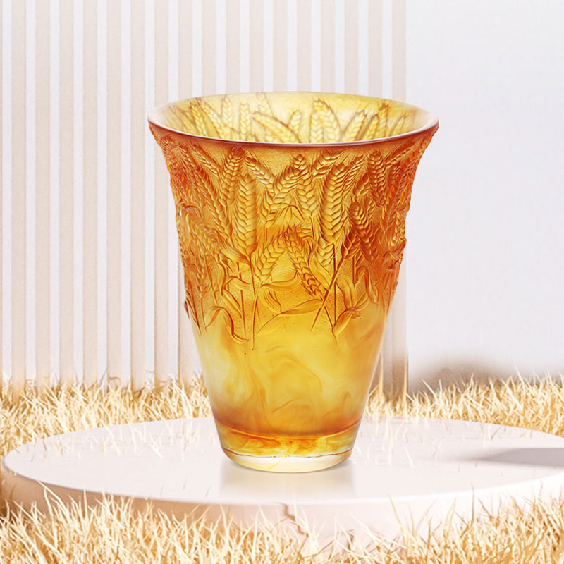 Vase en verre ambre relâché avec des oreilles de blé