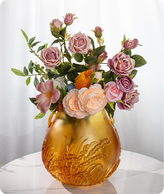 La promesse d’une récolte abondante : un récipient en verre à deux anses