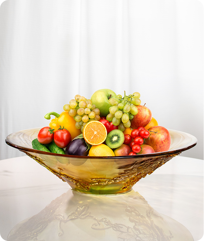 Un récipient en verre à large ouverture chargé de fruits