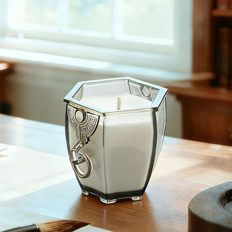 Le vase à six côtés – Bougeoir en verre dépoli au charme archaïque