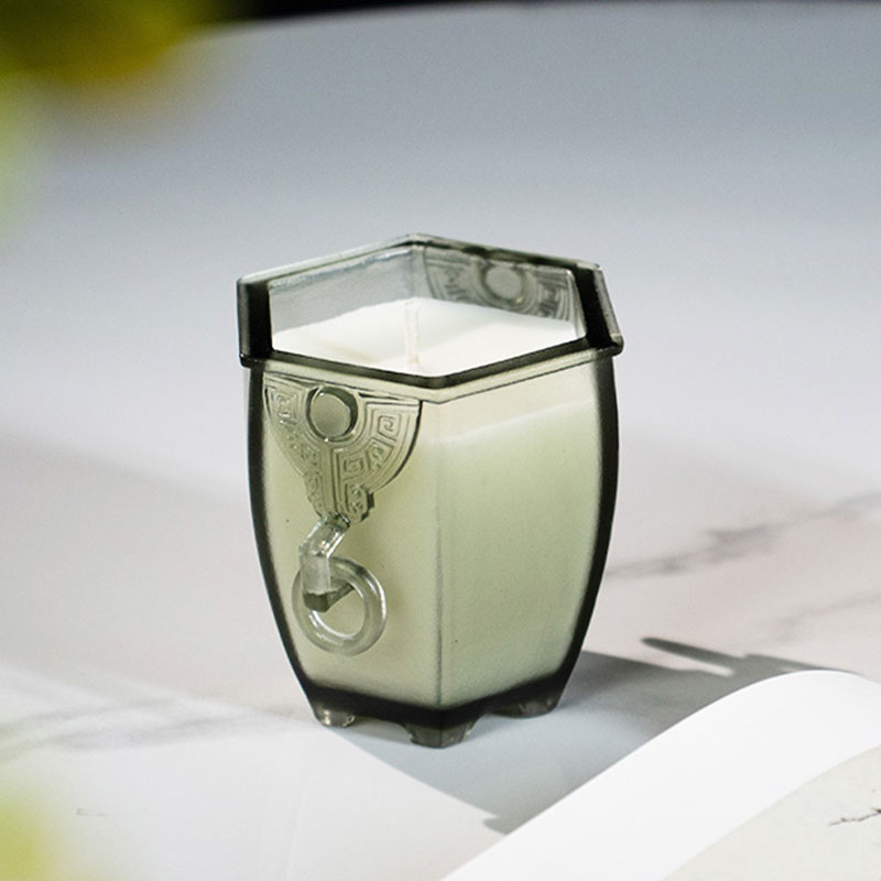 Le vase à six côtés – Bougeoir en verre dépoli au charme archaïque