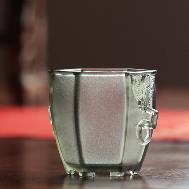 Le vase à six côtés – Bougeoir en verre dépoli au charme archaïque