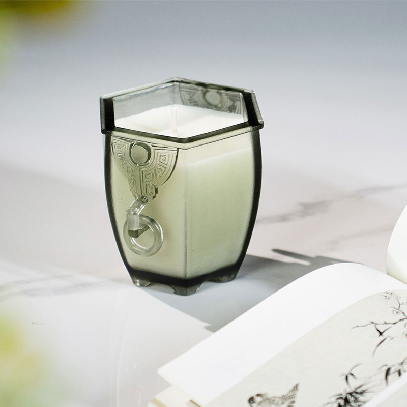 Le vase à six côtés – Bougeoir en verre dépoli au charme archaïque