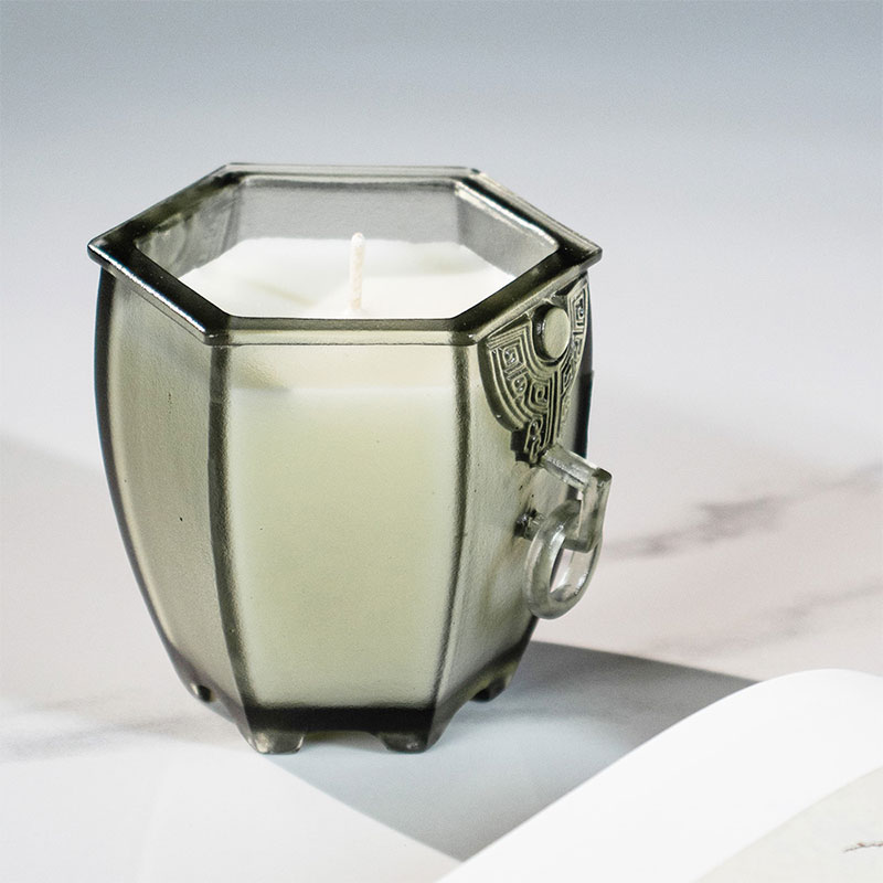 Le vase à six côtés – Bougeoir en verre dépoli au charme archaïque